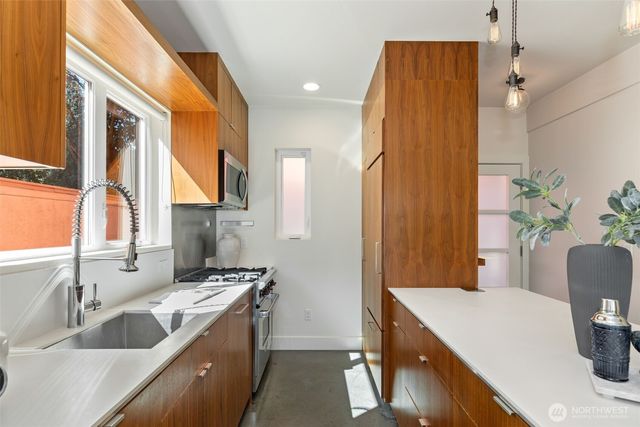 1529 Grandview Place E, Seattle, WA 98112