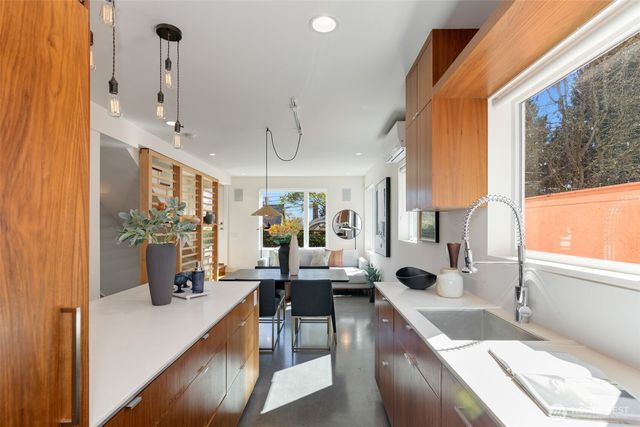 1529 Grandview Place E, Seattle, WA 98112