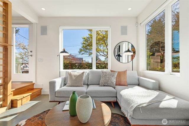 1529 Grandview Place E, Seattle, WA 98112