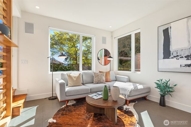 1529 Grandview Place E, Seattle, WA 98112