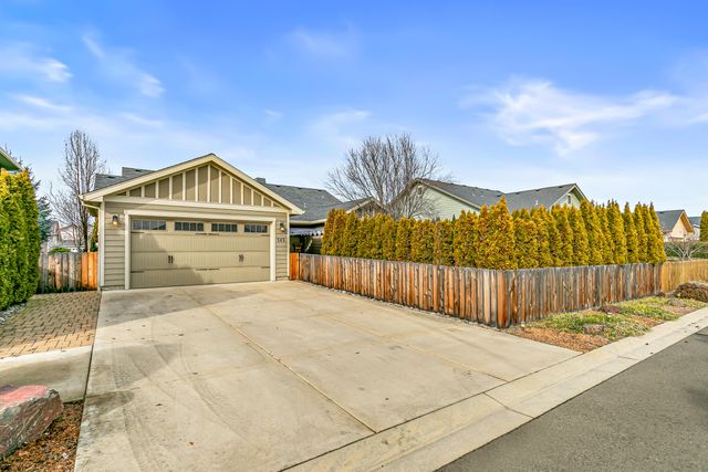 545 Bridge Creek Drive, Central Point, OR 97502