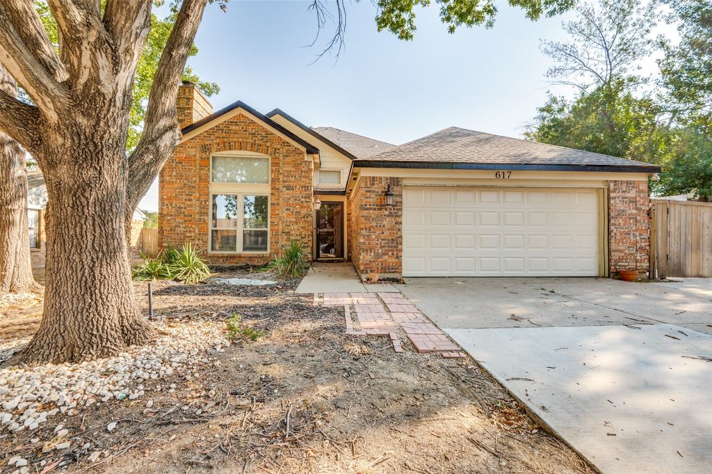 617 Valley Spring Drive, Arlington, TX 76018 — photo 2