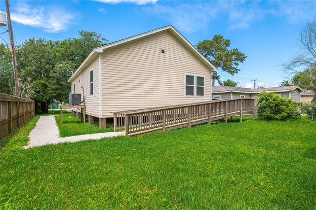 1125 Lake Road, La Marque, TX 77568