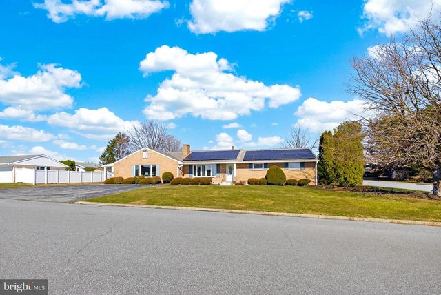 1099 CEDAR CREST DR, Lebanon, PA 17046