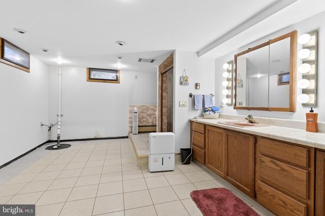 1099 CEDAR CREST DR, Lebanon, PA 17046