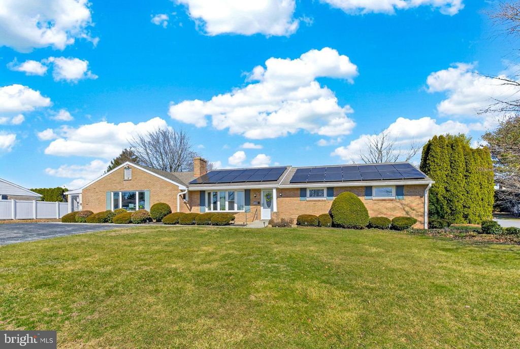 1099 CEDAR CREST DR, Lebanon, PA 17046