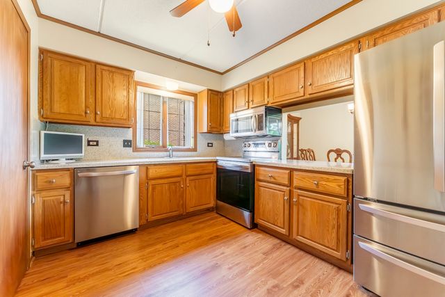 245 Windsor Lane B, Willowbrook, IL 60527