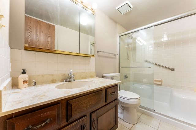 245 Windsor Lane B, Willowbrook, IL 60527