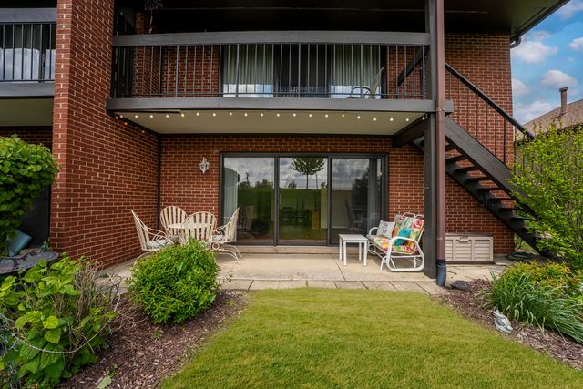 245 Windsor Lane B, Willowbrook, IL 60527
