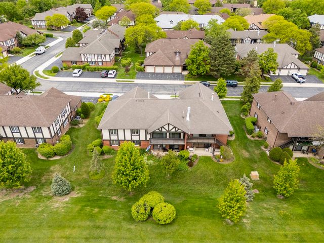 245 Windsor Lane B, Willowbrook, IL 60527
