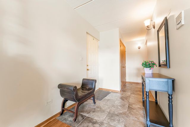 245 Windsor Lane B, Willowbrook, IL 60527