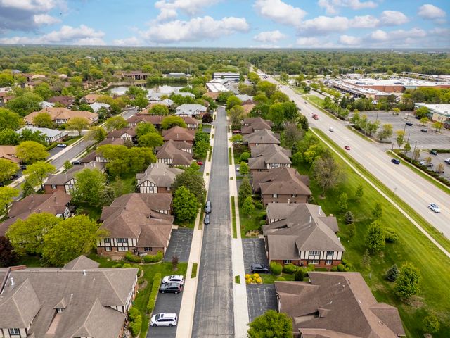 245 Windsor Lane B, Willowbrook, IL 60527