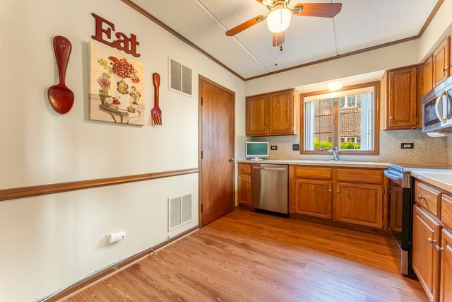 245 Windsor Lane B, Willowbrook, IL 60527