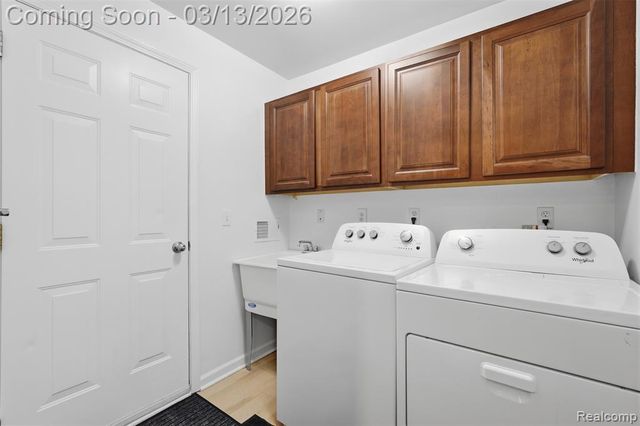 2101 Cameron Circle, Walled Lake, MI 48390