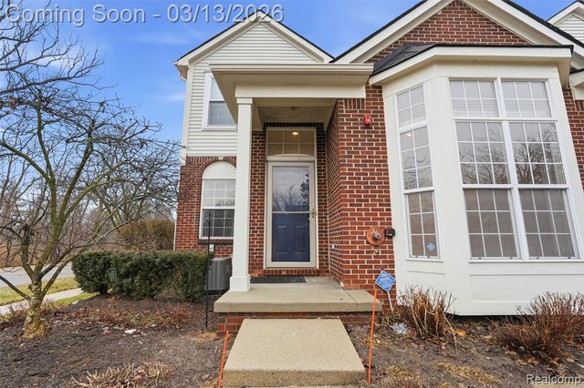 2101 Cameron Circle, Walled Lake, MI 48390