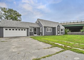1070 Riverside Dr, Methuen, MA 01844