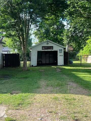 122 W Pecan Lane, Clute, TX 77531