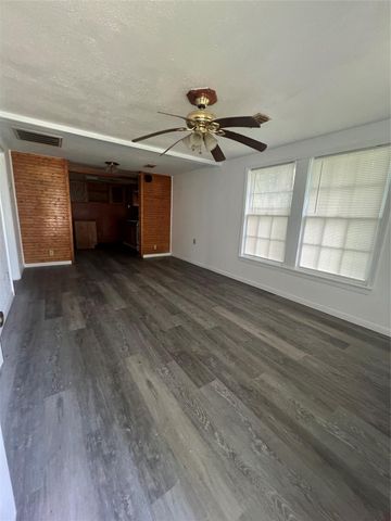 122 W Pecan Lane, Clute, TX 77531