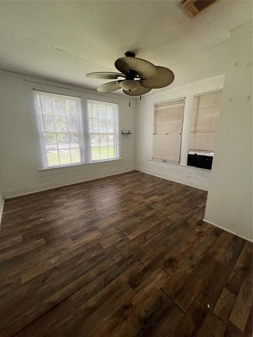 122 W Pecan Lane, Clute, TX 77531