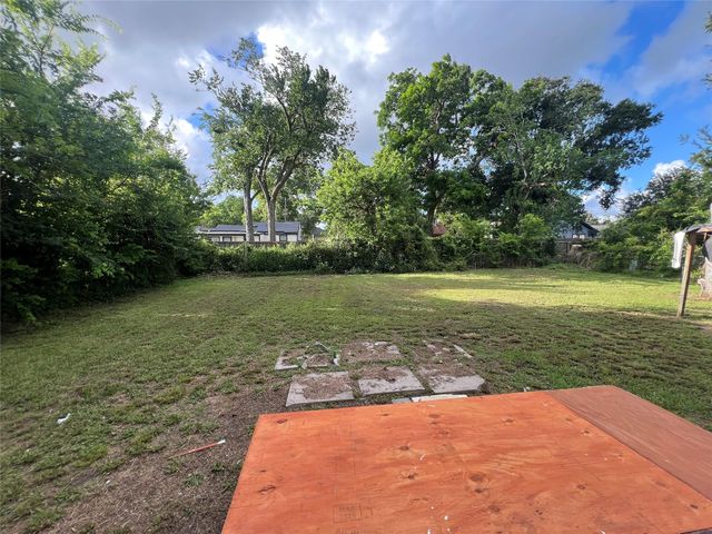 122 W Pecan Lane, Clute, TX 77531