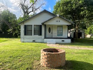 122 W Pecan Lane, Clute, TX 77531