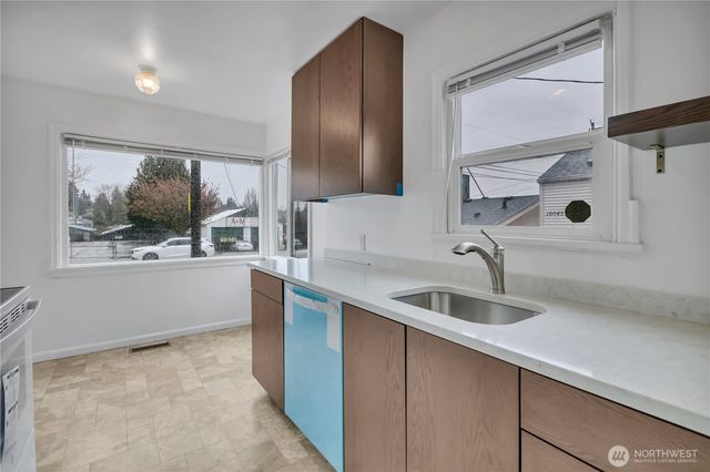 10041 15th Avenue SW, Seattle, WA 98146