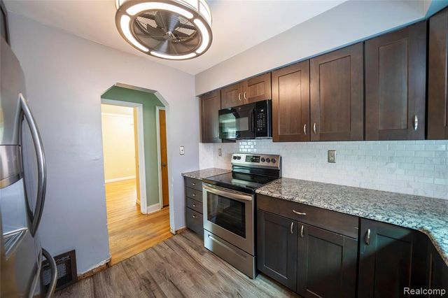 15228 Warwick Avenue, Allen Park, MI 48101
