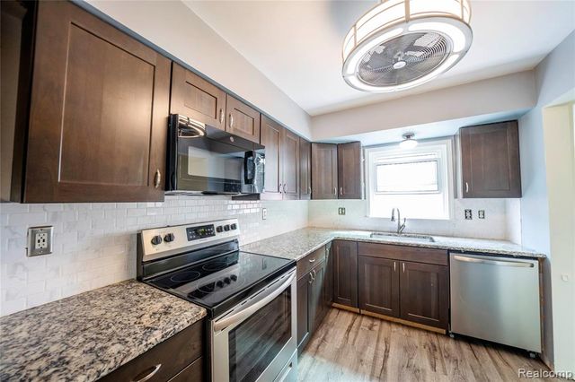 15228 Warwick Avenue, Allen Park, MI 48101