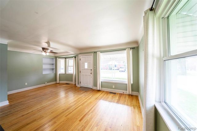 15228 Warwick Avenue, Allen Park, MI 48101