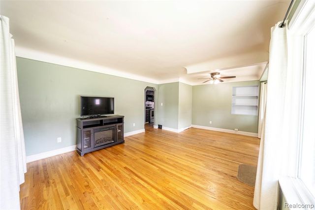 15228 Warwick Avenue, Allen Park, MI 48101