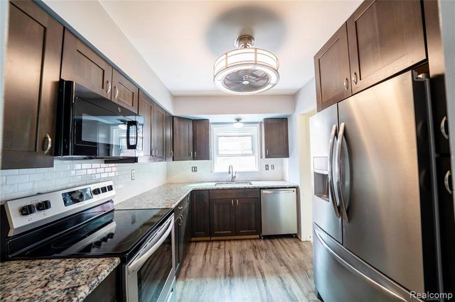 15228 Warwick Avenue, Allen Park, MI 48101