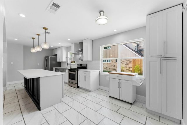 206 W North Hill Drive, Spring, TX 77388