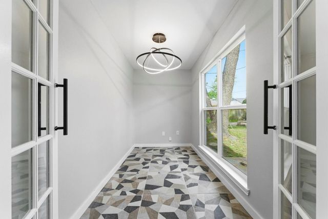 206 W North Hill Drive, Spring, TX 77388