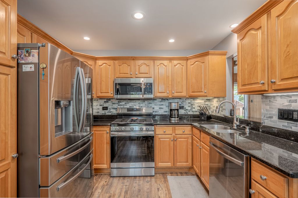 Image 7 of property listing at 20533 S Graceland Lane, Frankfort, IL 60423