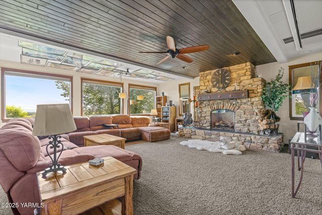 12900 Douglas Rd, Yakima, WA 98908