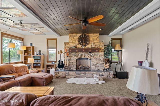 12900 Douglas Rd, Yakima, WA 98908