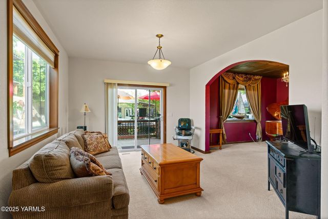 12900 Douglas Rd, Yakima, WA 98908