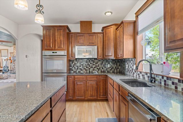 12900 Douglas Rd, Yakima, WA 98908