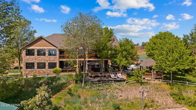 12900 Douglas Rd, Yakima, WA 98908