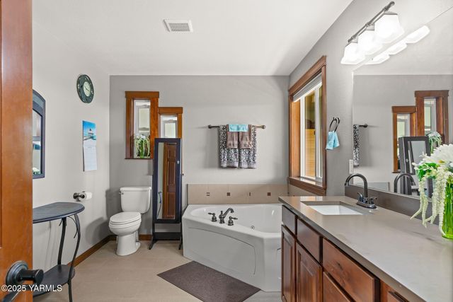 12900 Douglas Rd, Yakima, WA 98908