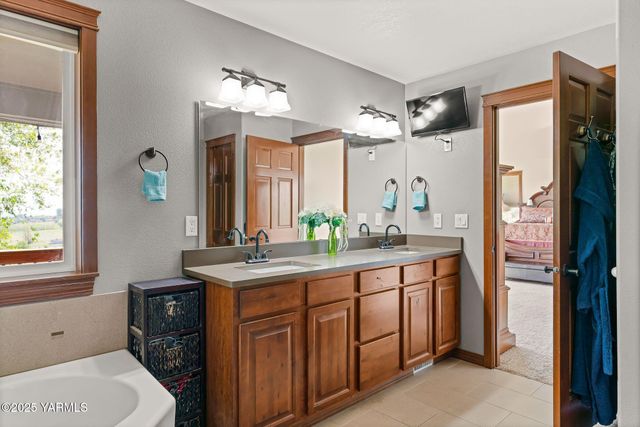 12900 Douglas Rd, Yakima, WA 98908