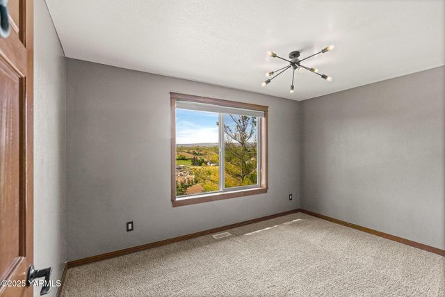 12900 Douglas Rd, Yakima, WA 98908