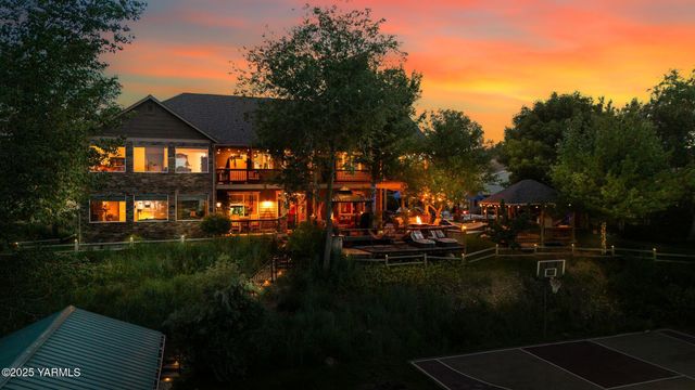 12900 Douglas Rd, Yakima, WA 98908