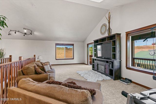 12900 Douglas Rd, Yakima, WA 98908