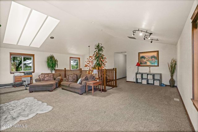 12900 Douglas Rd, Yakima, WA 98908