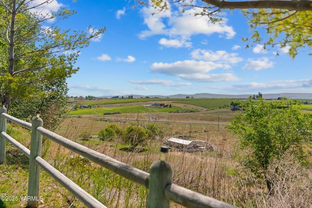 12900 Douglas Rd, Yakima, WA 98908