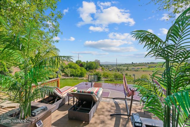 12900 Douglas Rd, Yakima, WA 98908