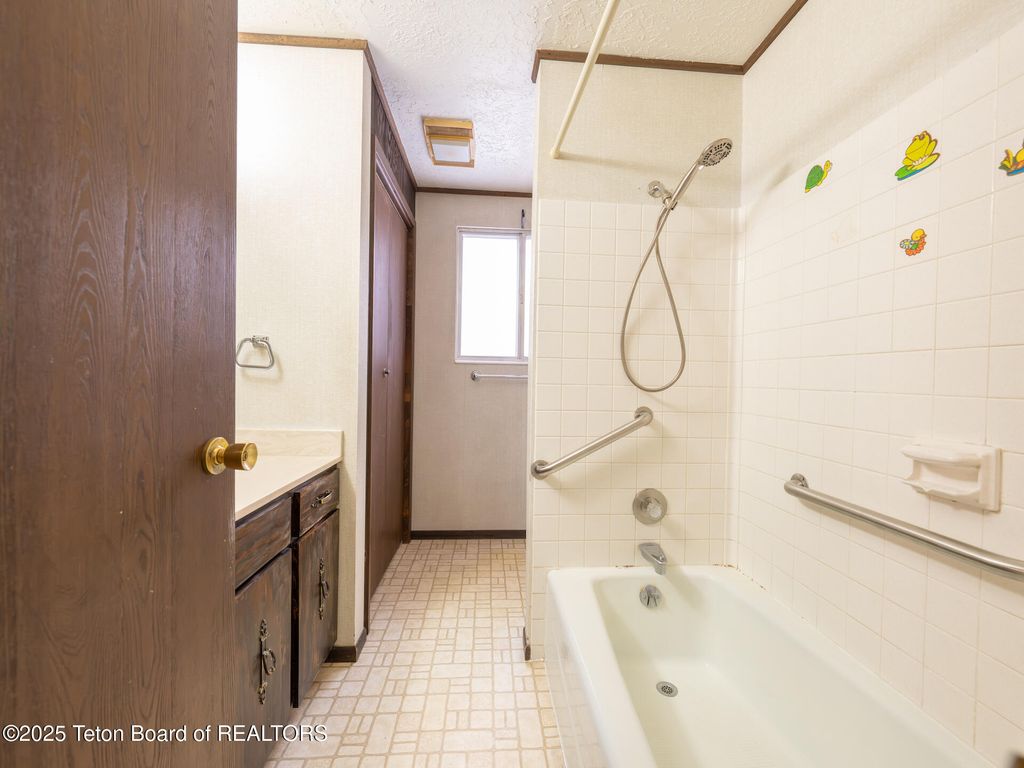 700 E PEARL Avenue, Jackson, WY 83001 photo 14