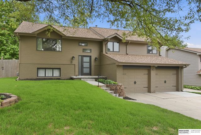 822 Driftwood Drive, Papillion, NE 68046
