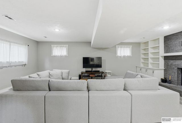 822 Driftwood Drive, Papillion, NE 68046